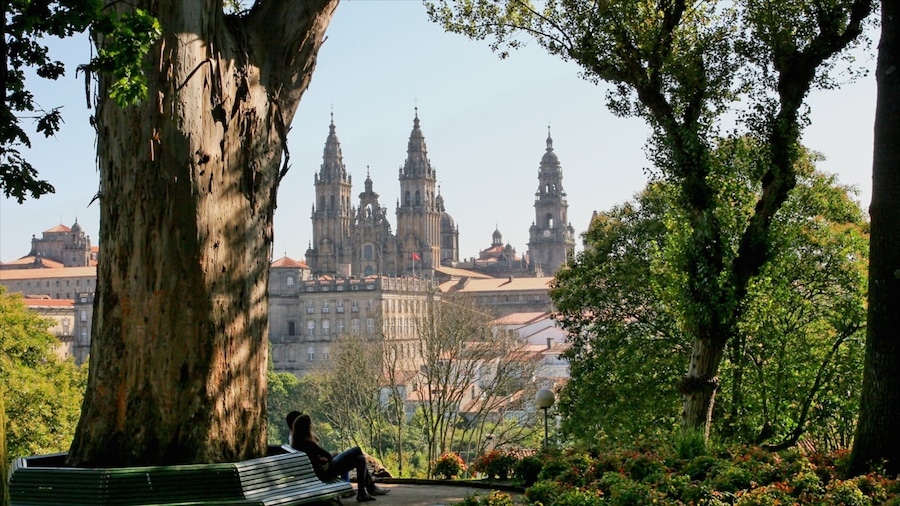 Santiago de Compostela cho thấy kiến trúc di sản, khu vườn và nhà thờ