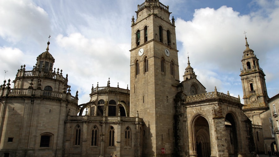 Santiago de Compostela som visar en kyrka eller katedral, religiösa aspekter och historisk arkitektur