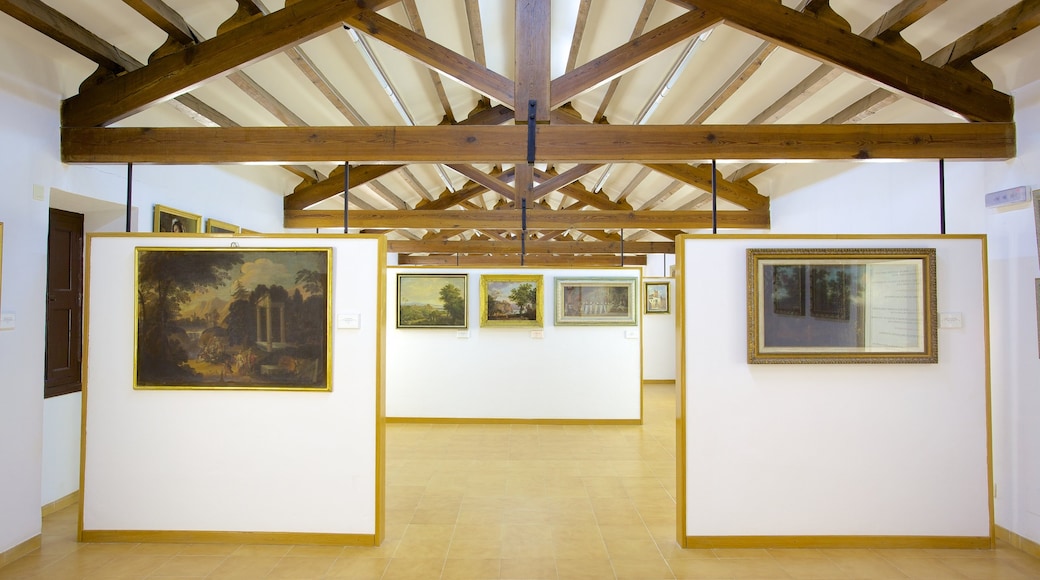 Santuario de Lluc que incluye arte y vistas de interior