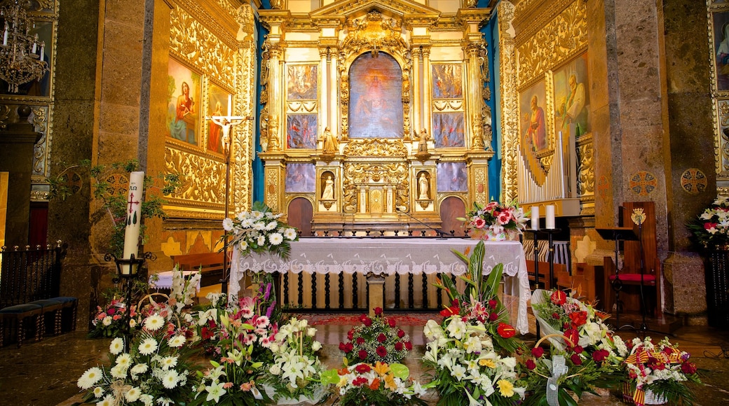 Santuario de Lluc mostrando arquitectura patrimonial, una iglesia o catedral y vistas de interior