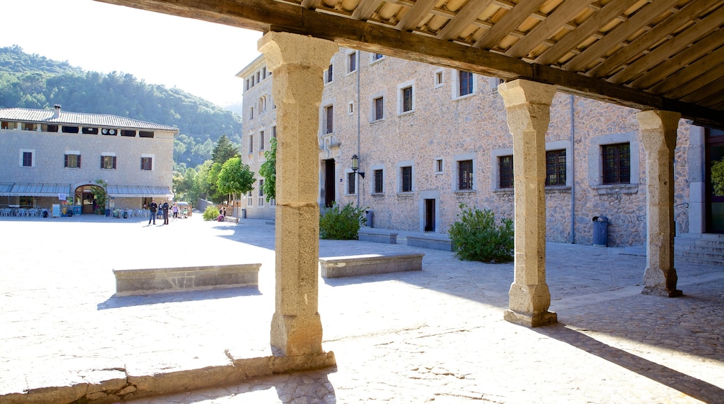 Klostret Santuari de Lluc som visar historisk arkitektur och ett torg