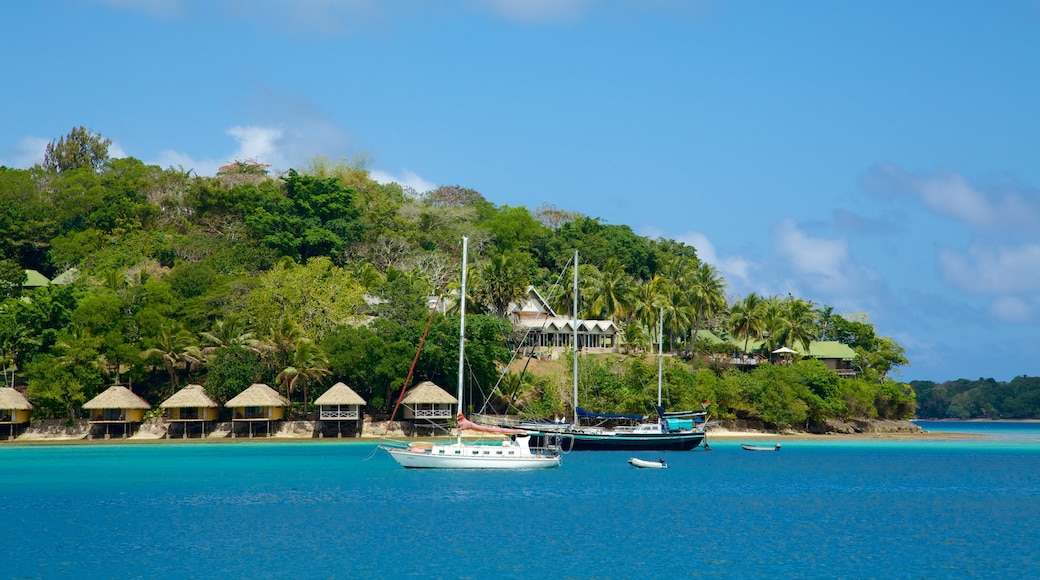 Isla Iririki mostrando botes, una ciudad costera y escenas tropicales