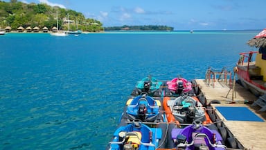Port Vila qui includes une ville côtière, une baie ou un port et bateau