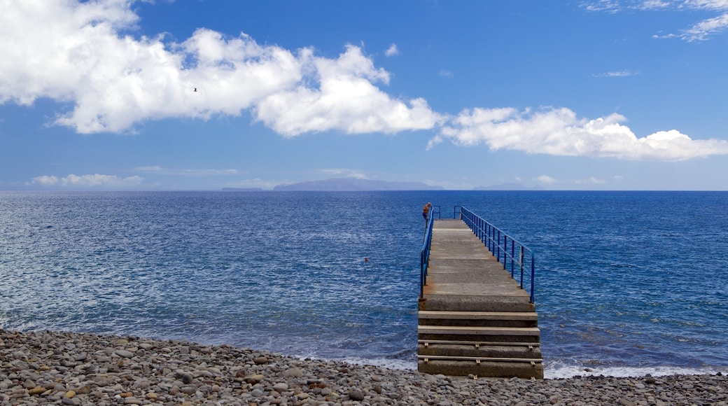 Ilha da Madeira mostrando uma praia de pedras e paisagens litorâneas