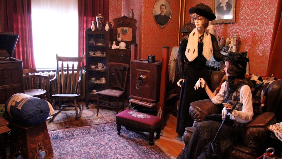 Manitoba which includes interior views