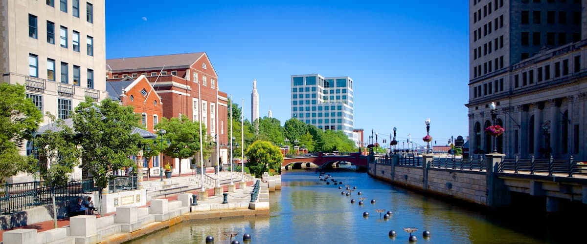 WaterFire Providence welches beinhaltet Fluss oder Bach und Stadt