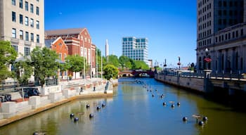 WaterFire Providence cho thấy thành phố và sông lạch