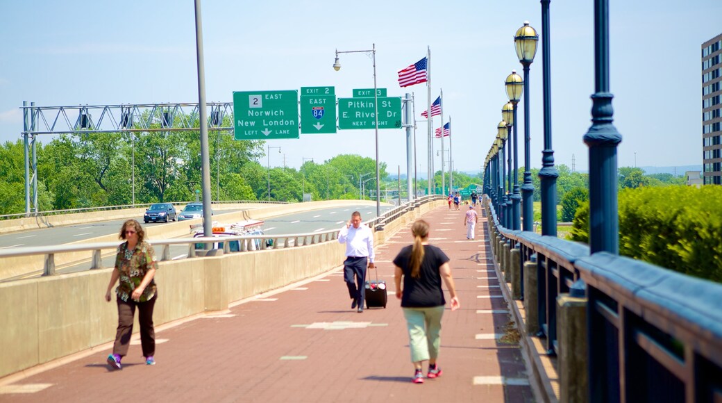 Hartford mettant en vedette scĂšnes de rue aussi bien que petit groupe de personnes
