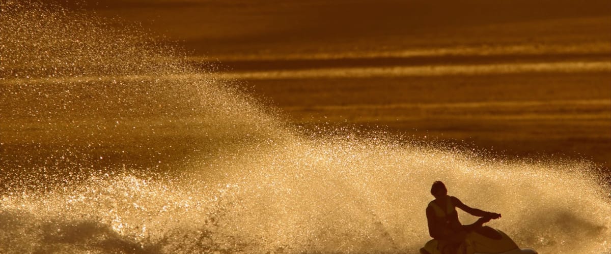 El Centro ofreciendo una puesta de sol y jet ski y también un hombre