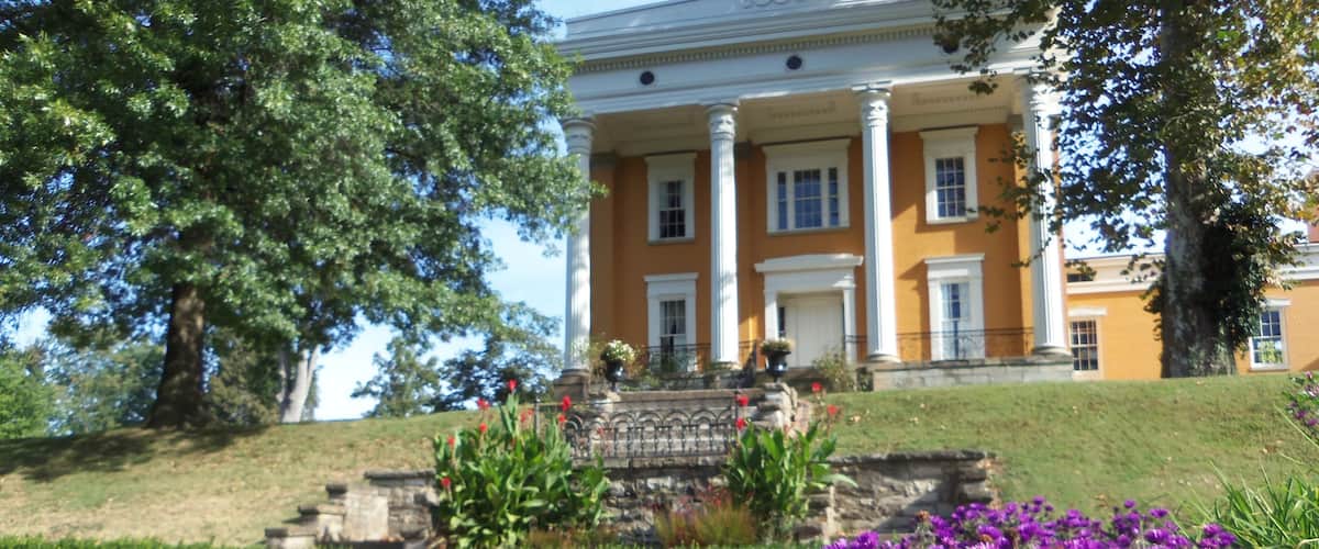 Madison und das einen Haus, Blumen und Garten