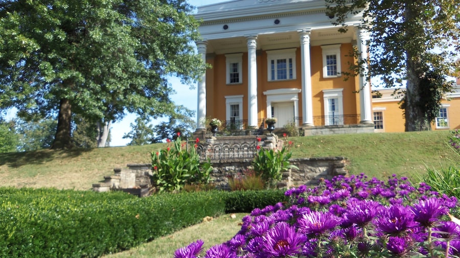 Madison und das einen Haus, Blumen und Garten