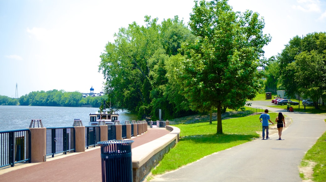 Riverside Park inclusief een rivier of beek en een park