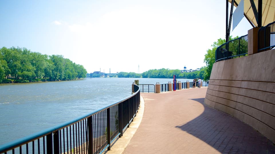 Riverside Park showing a river or creek