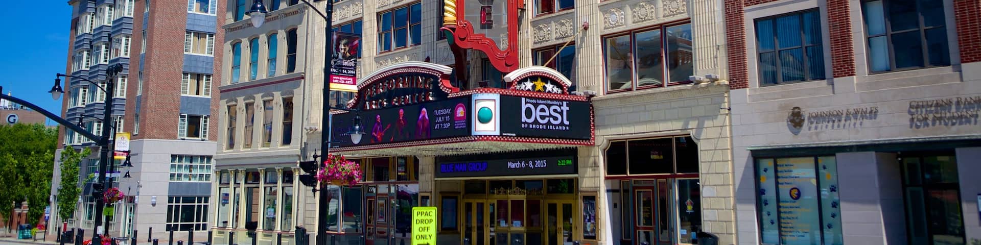 Providence Performing Arts Center que incluye escenas urbanas