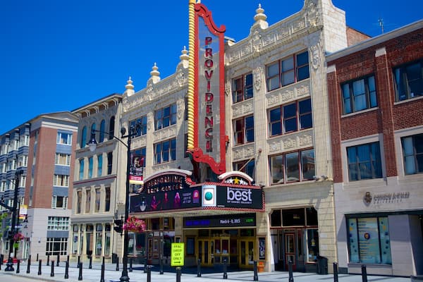 Providence Performing Arts Center welches beinhaltet Straßenszenen