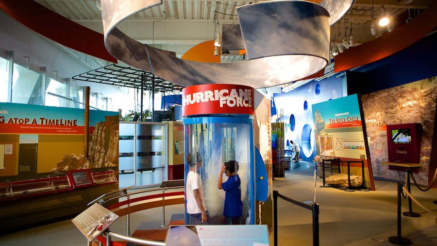 Centro de Ciencias de Connecticut que incluye vistas de interior y también niños