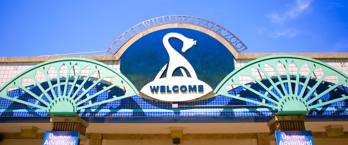 Parque Zoológico Roger Williams que inclui sinalização e animais de zoológico