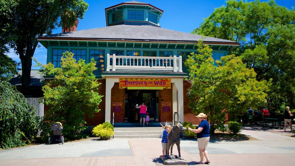 Roger Williams Park Zoo showing zoo animals as well as a family