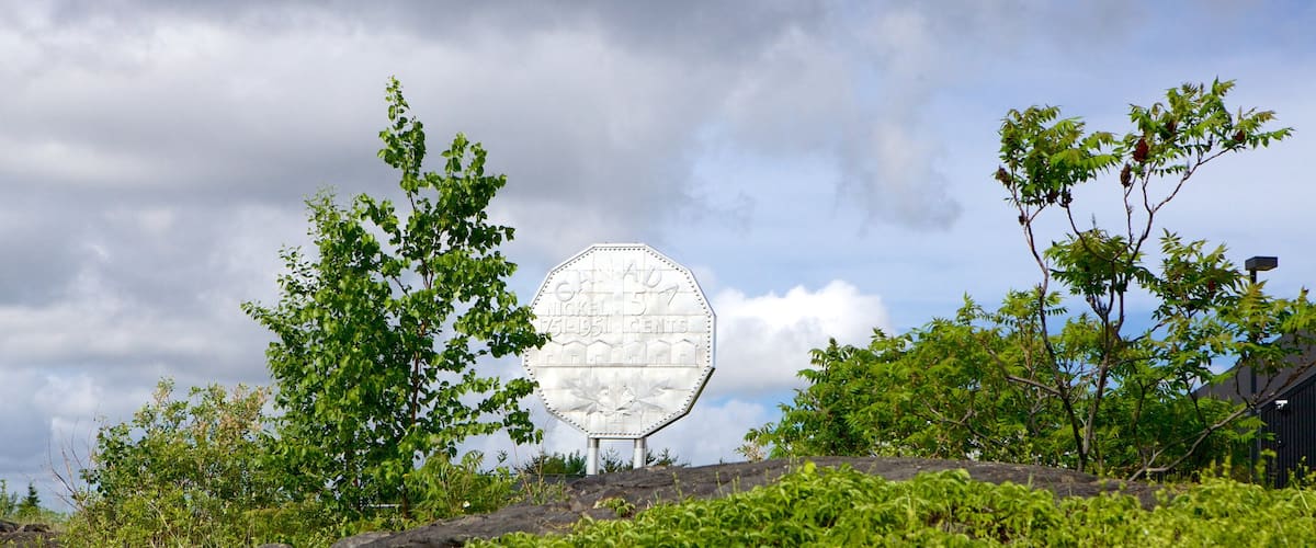 Dynamic Earth que incluye un parque y arte al aire libre