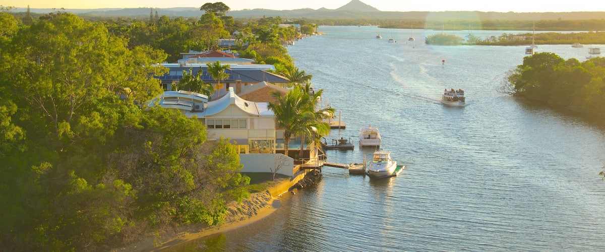 Noosaville which includes boating and general coastal views