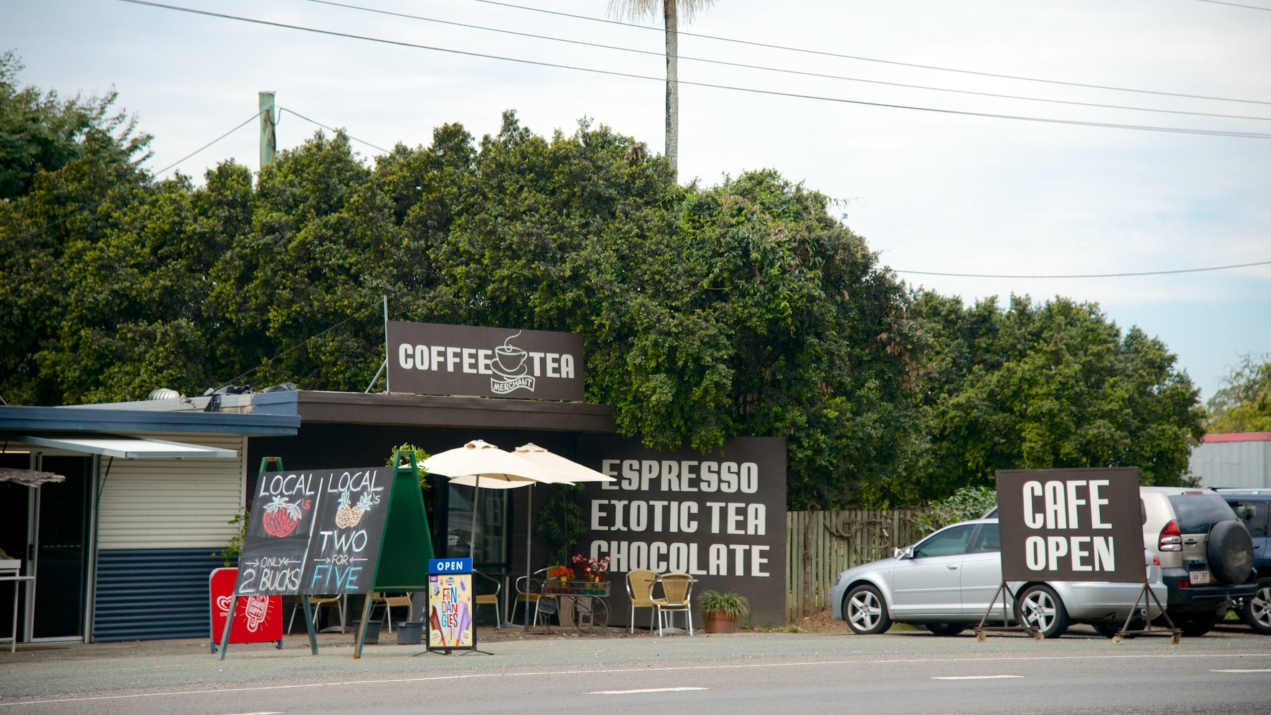 Beerwah showing street scenes, café lifestyle and signage