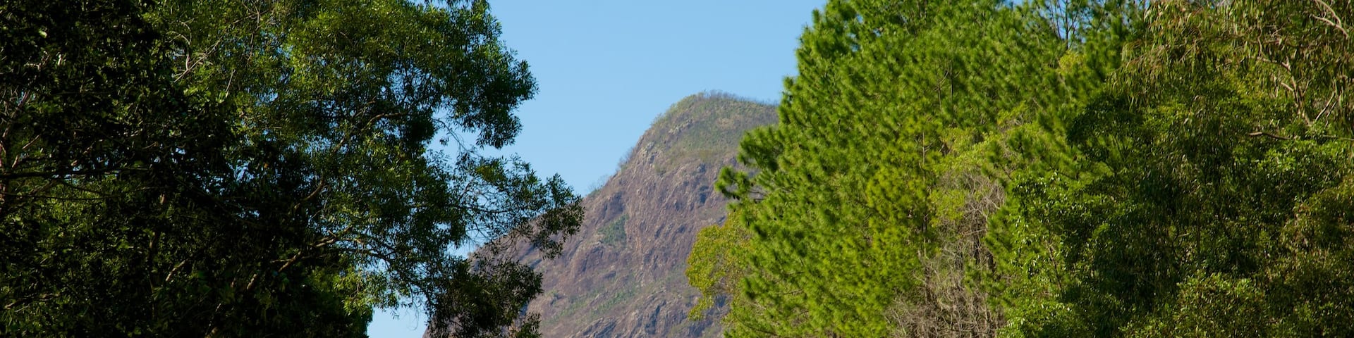 Glasshouse Mountains National Park mit einem Autotour und ruhige Szenerie