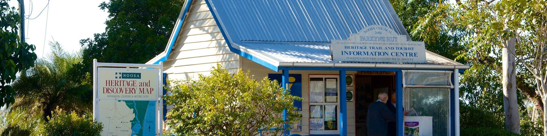 Tewantin showing street scenes