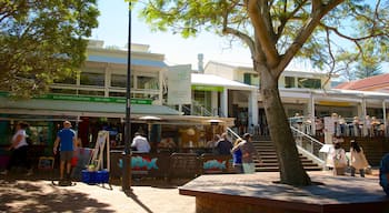 Sunshine Beach welches beinhaltet Straßenszenen und Märkte sowie große Menschengruppe