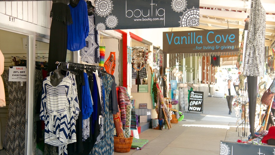 Eumundi which includes shopping, signage and fashion