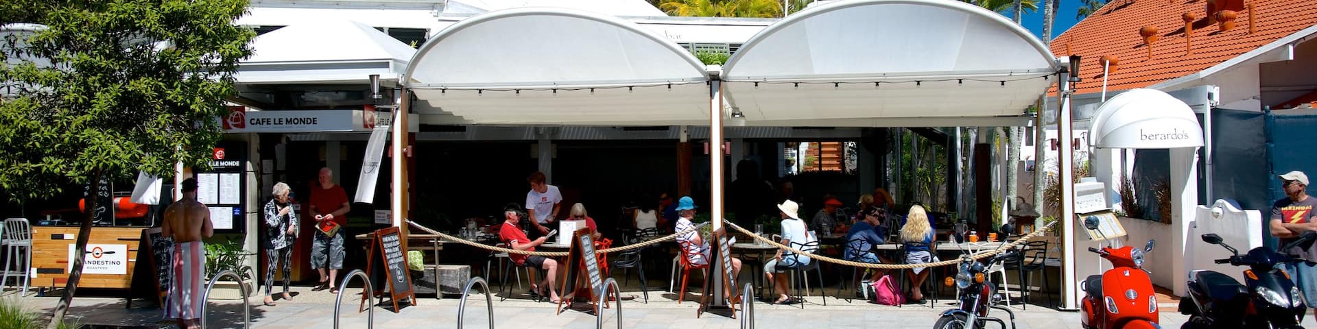 Hastings Street showing street scenes and outdoor eating