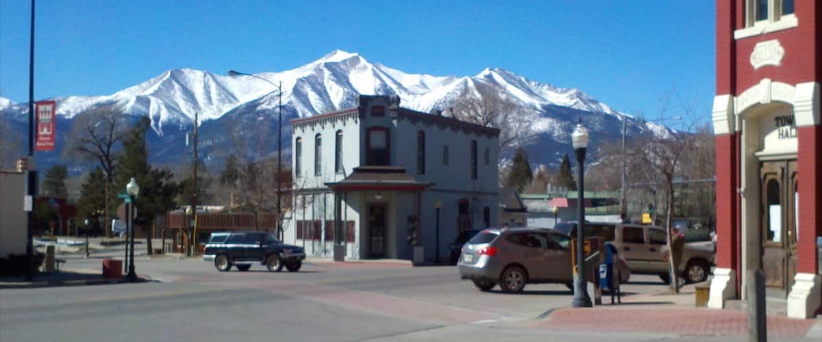 Buena Vista showing a small town or village and street scenes