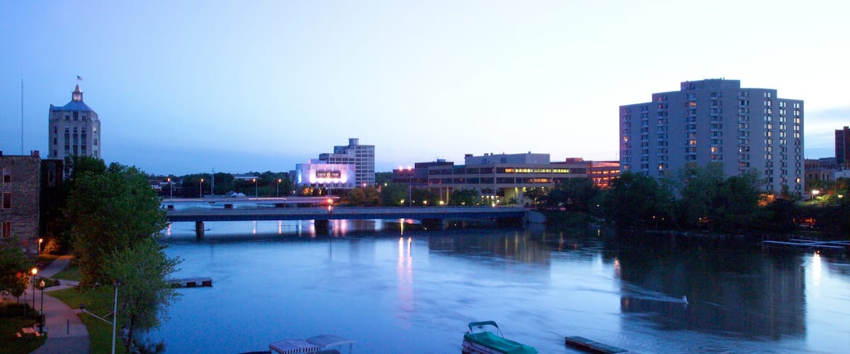 Rockford que incluye vistas generales de la costa y una ciudad