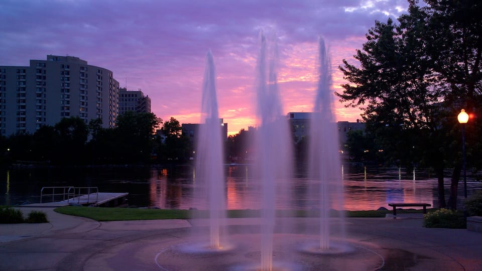 Rockford mostrando una puesta de sol y una fuente