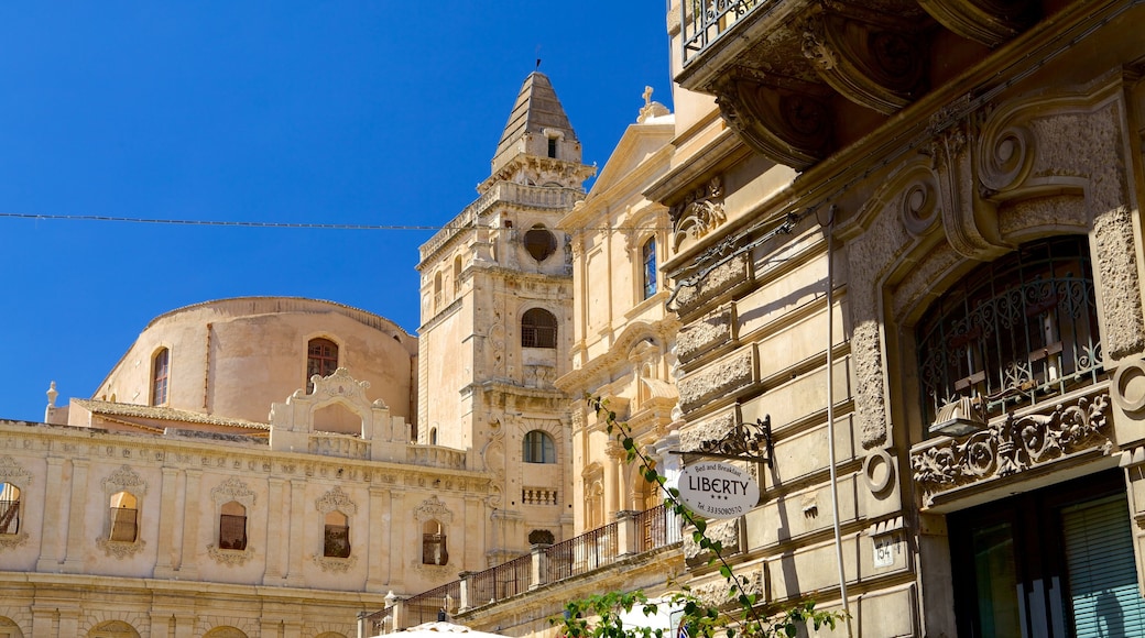 Siracusa que incluye arquitectura patrimonial y imágenes de calles