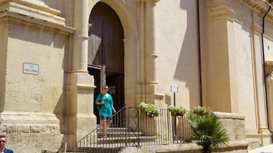 Syracuse mettant en vedette scènes de rue aussi bien que femme