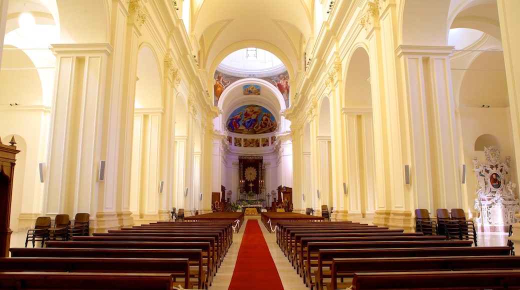 Cathedral of Noto which includes interior views, a church or cathedral and religious elements