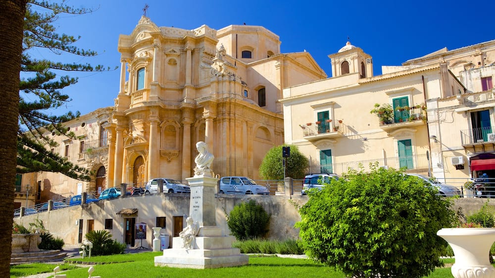 Noto which includes château or palace and heritage elements