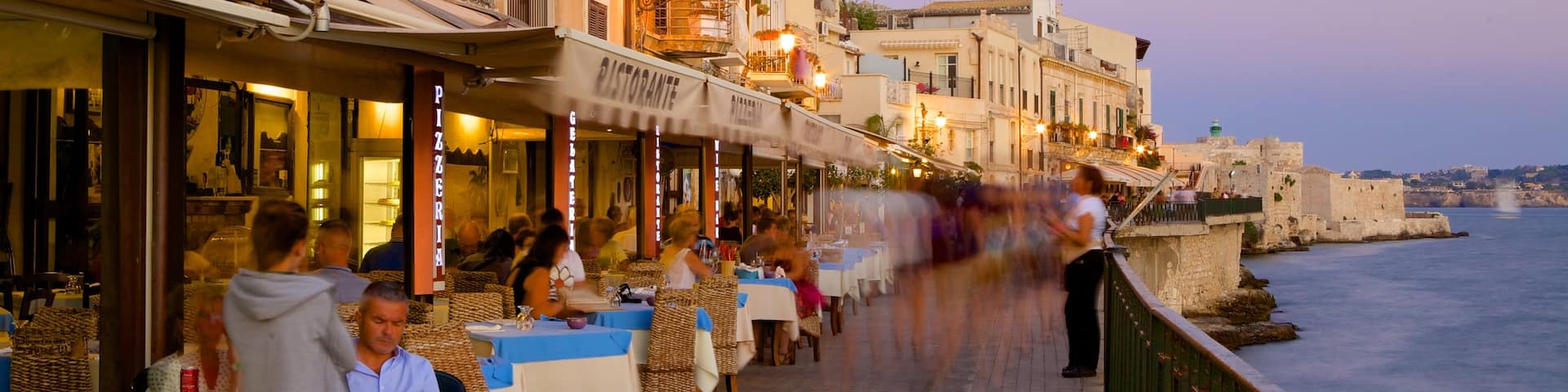 Ortygia montrant coucher de soleil, vues littorales et sortie au restaurant