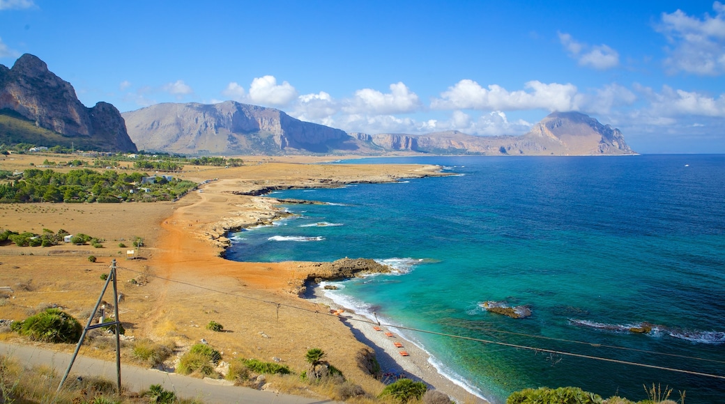 Trapani que incluye costa rocosa y vistas de paisajes