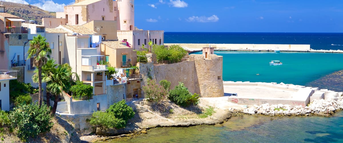 Castellammare del Golfo ofreciendo una ciudad costera y vistas generales de la costa