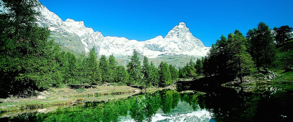 Valtournenche das einen See oder Wasserstelle, Berge und Waldmotive