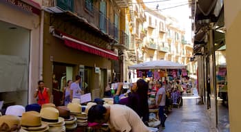 Via Maqueda mettant en vedette scènes de rue et marchés aussi bien que important groupe de personnes