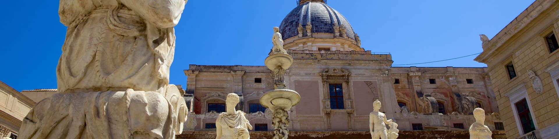 Via Maqueda which includes heritage elements, heritage architecture and a statue or sculpture