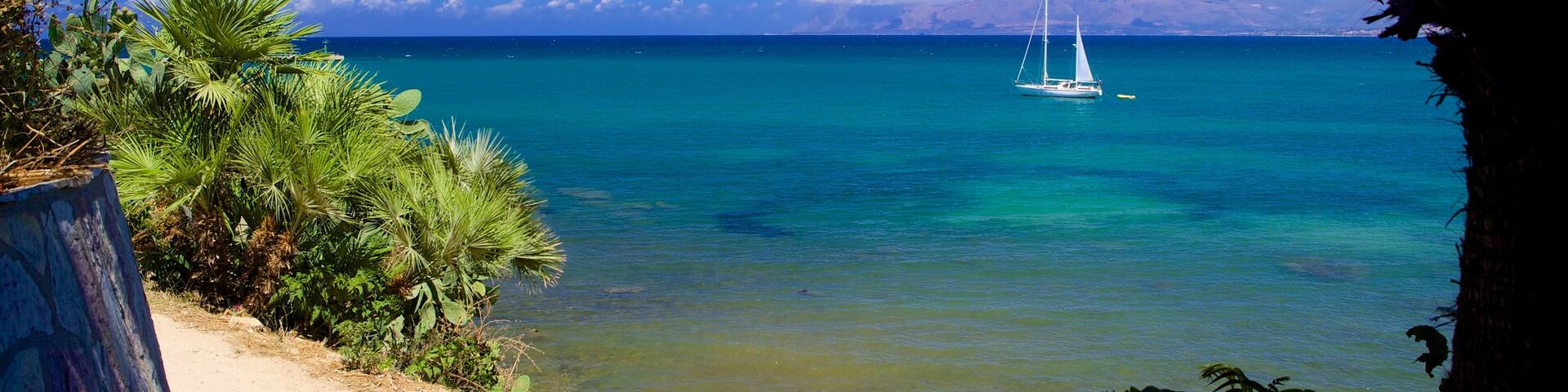 Castellammare del Golfo das einen Segeln und allgemeine Küstenansicht