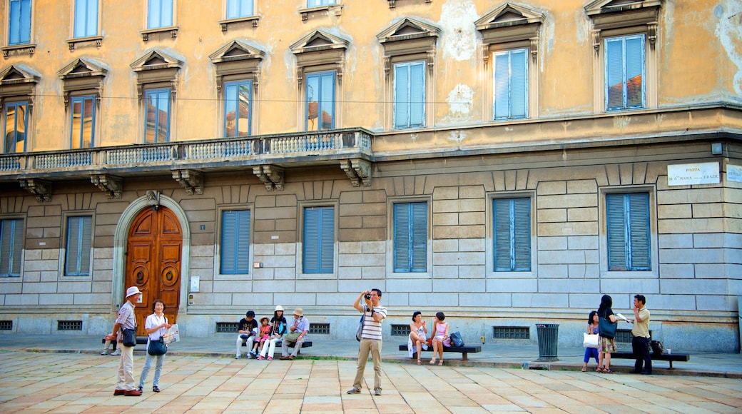 Santa Maria Delle Grazie som visar gatuliv och ett torg såväl som en stor grupp av människor
