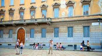Santa Maria Delle Grazie which includes a square or plaza and street scenes as well as a large group of people
