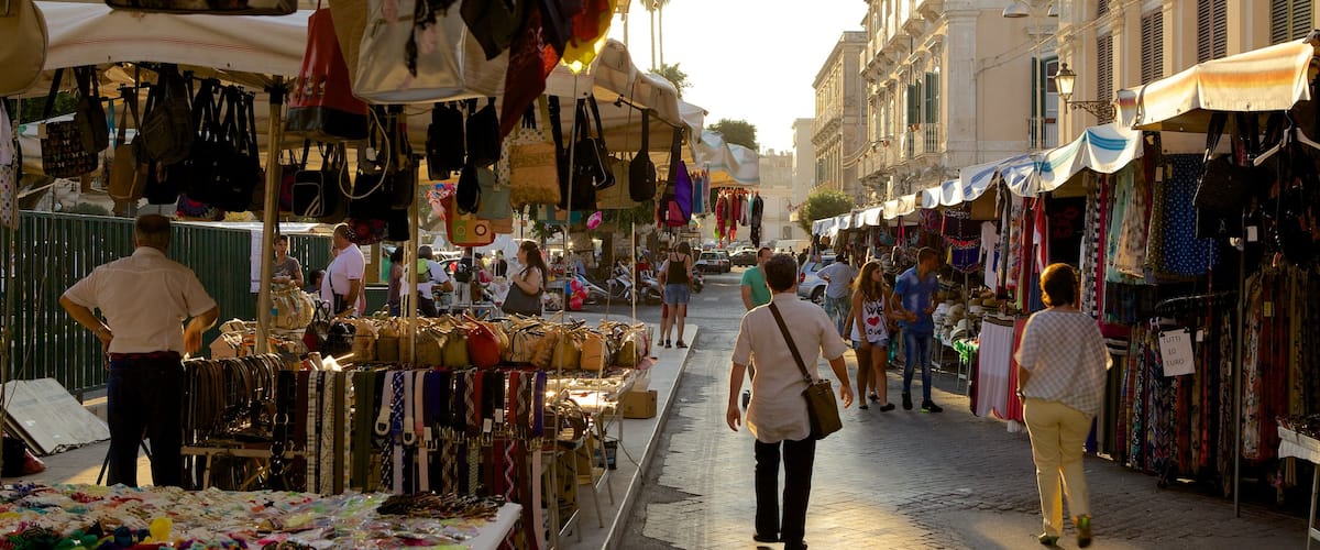 Ortygia mostrando mercados y escenas urbanas y también un pequeño grupo de personas