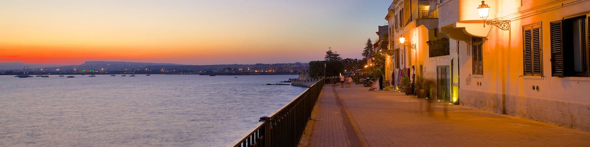 Ortygia mit einem Sonnenuntergang, allgemeine Küstenansicht und Straßenszenen
