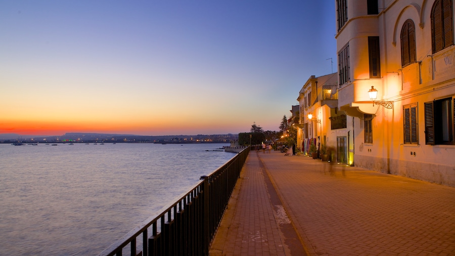 Ortygia ofreciendo una ciudad costera, un atardecer y imágenes de calles