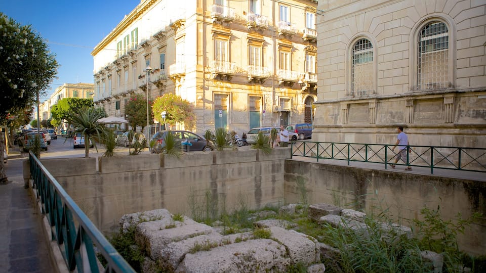 Temple d\'Apollon qui includes patrimoine historique et scĂšnes de rue